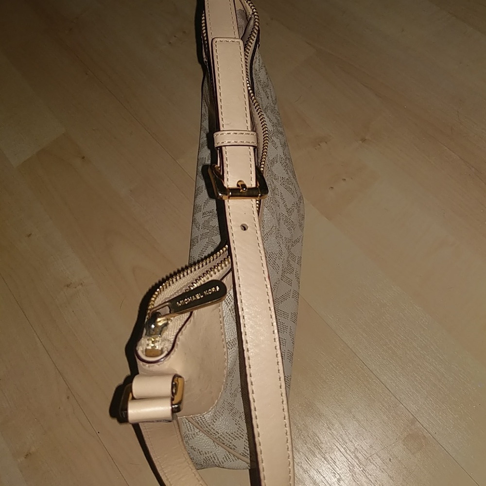 - Michael Kors purse - Picture 6 of 8